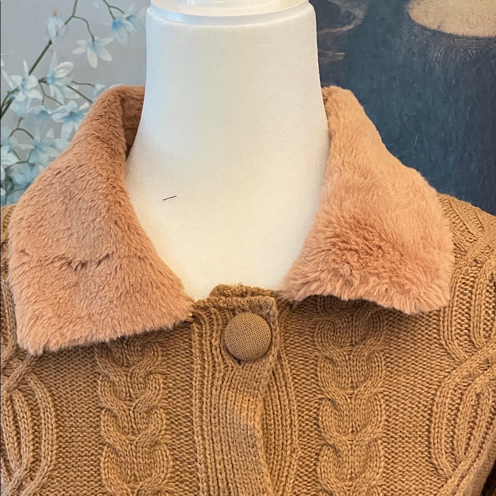 Crop Cable Knit Cardigan with Detachable Faux Fur Collar - Picture 3 of 9